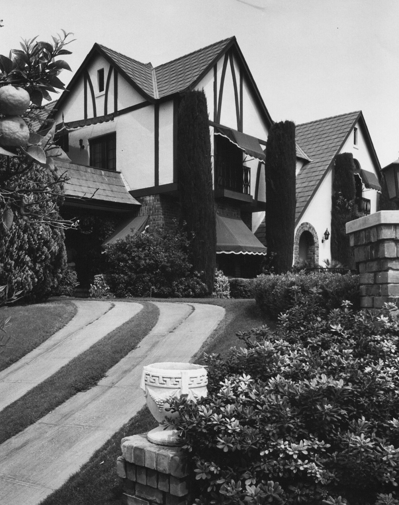 1960 Tucson home photos: A Tudor house filled with art